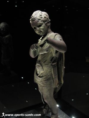  Photo de la statue d'un enfant de la Rome Antique